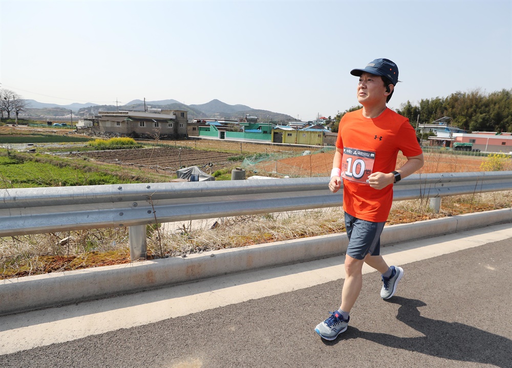 오늘도 달린다  4·15 총선을 앞두고 국토 종주를 시작한 국민의당 안철수 대표가 2일 오전 전남 여수시 율촌면 율촌산단 도로를 달리고 있다. 안 대표는 수도권을 향해 오전과 오후에 2∼3시간씩 달리며 하루에 30km씩 이동할 계획이다. 