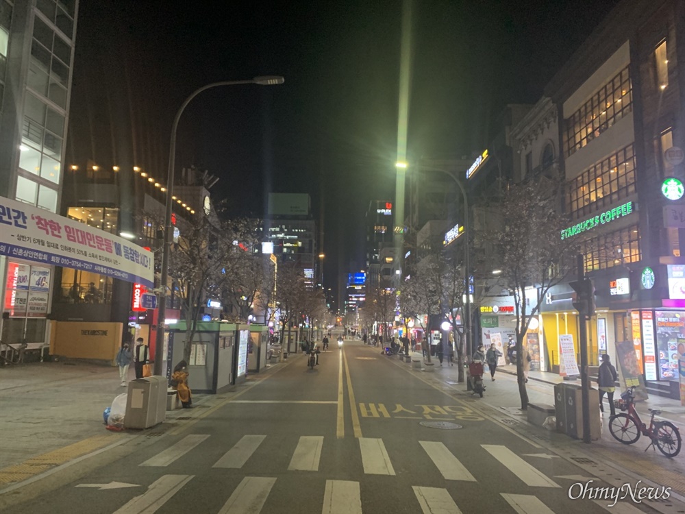  지난 3월 27일 금요일 오후 8시 30분께 서울 신촌동 거리 사진이다. 신촌로 일대가 한산하다. 사진을 촬영한 이승우(27)씨는 "작년 3월에 비하면 정말 사람이 줄었다"고 했다.