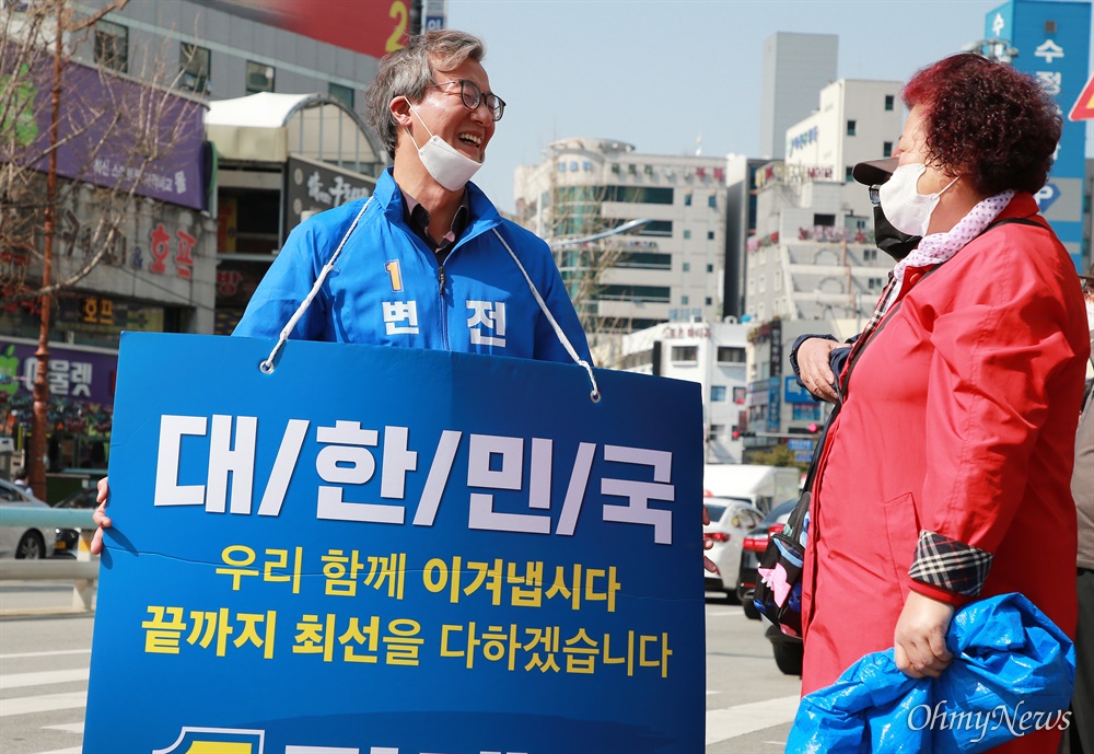  4.15총선 공식선거일 이틀째인 부산 격전지인 3일 북강서갑의 더불어민주당 전재수 후보가 구포시장 앞에서 유권자들을 만나고 있다.