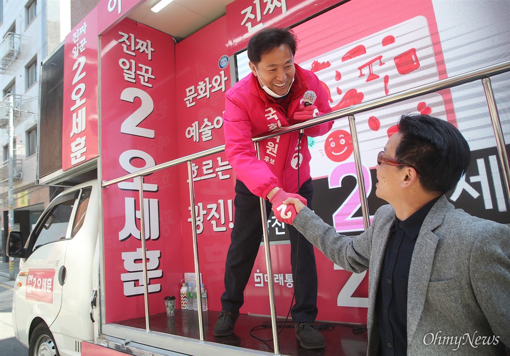  제21대 국회의원선거 서울 광진구(을)에 출마한 오세훈 미래통합당 후보가 6일 오전 서울 광진구 구의역 인근에서 유권자들에게 지지를 호소하며 주먹인사를 나누고 있다.