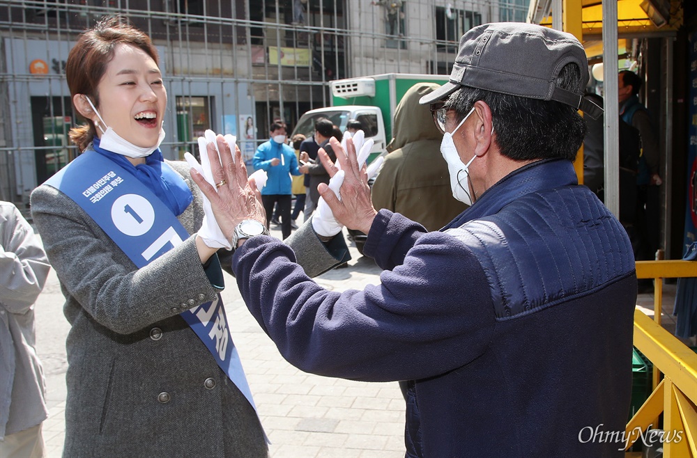  제21대 국회의원선거 서울 광진구(을)에 출마한 고민정 더불어민주당 후보가 6일 오후 서울 광진구 구의역 인근에서 유권자들에게 지지를 호소하며 인사를 나누고 있다.