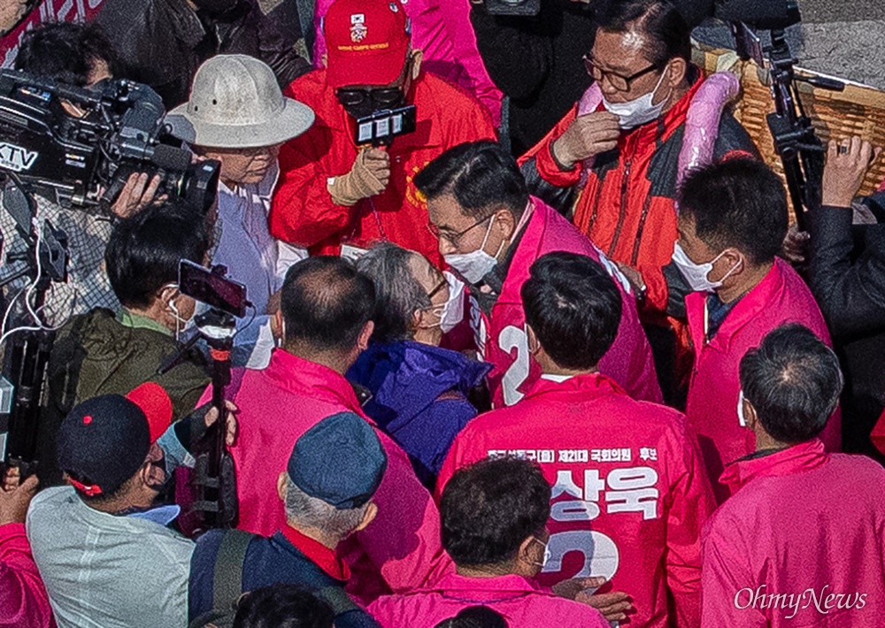  코로나19로 인해 '고강도 사회적 거리두기'가 시행되고 있는 7일 오후 서울 종로구 동묘시장 입구에서 종로에 출마한 미래통합당 황교안 후보가 유세 차량으로 향하던 중 지지자와 가까운 거리에서 대화를 하고 있다.