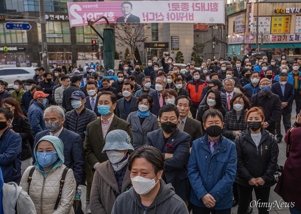 코로나19로 인해 '고강도 사회적 거리두기'가 시행되고 있는 7일 오후 서울 종로구 동묘앞역에서 종로에 출마한 더불어민주당 이낙연 후보가의 유세를 하는 동안 지지자들이 마스크를 쓰고 연설을 듣고 있다.