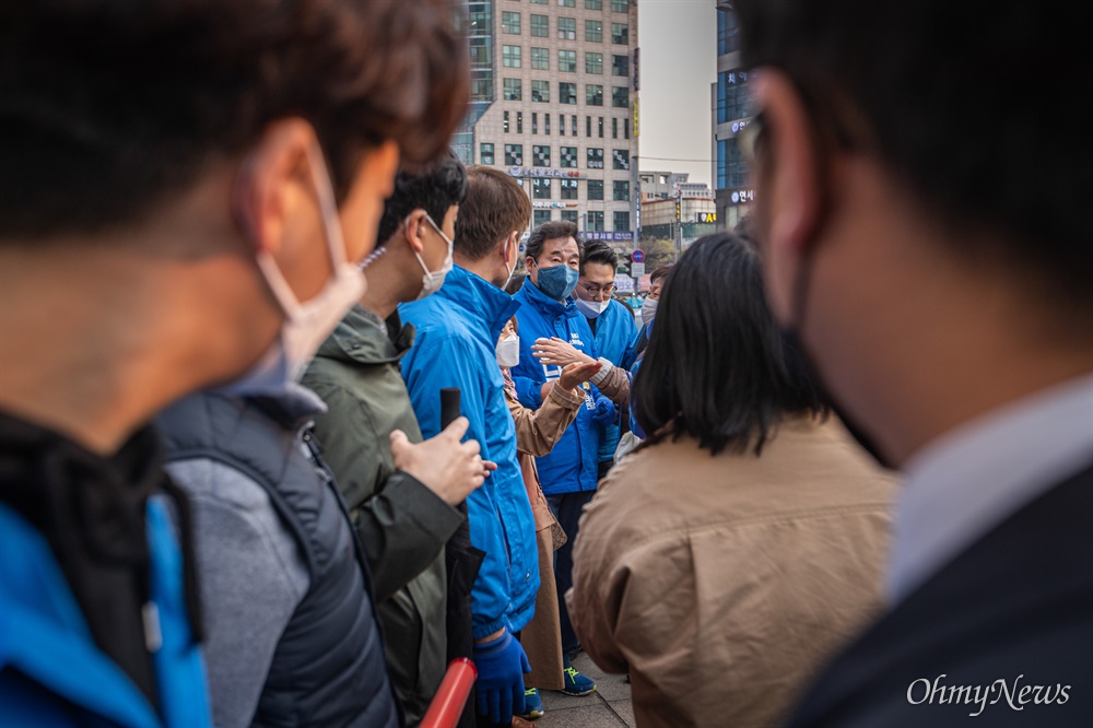  종로에 출마한 더불어민주당 이낙연 후보가 7일 오후 서울 종로구 동묘앞역에서 유세를 마치고 서둘러 자리를 떠나고 있다. 