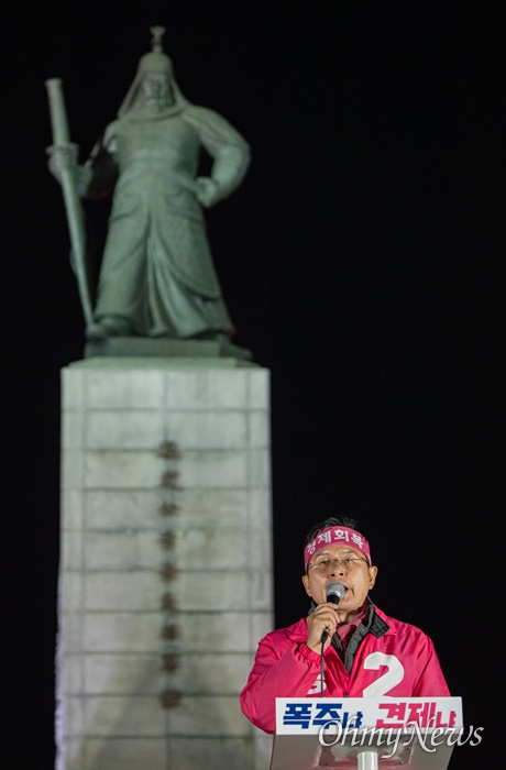  종로에 출마한 황교안 미래통합당 후보가 14일 오후 서울 광화문광장에서 총선 유세를 마무리하며 기자회견을 하고 있다. 