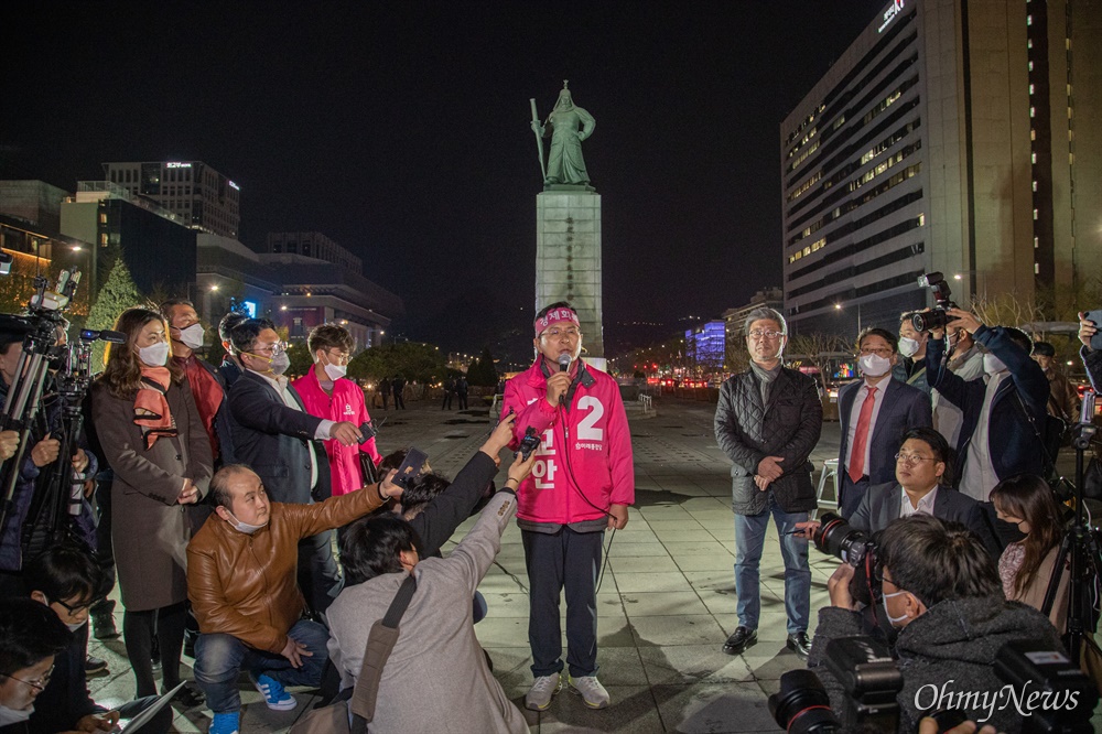  종로에 출마한 황교안 미래통합당 후보가 14일 오후 서울 광화문광장에서 총선 유세를 마무리하며 기자회견을 하고 있다. 