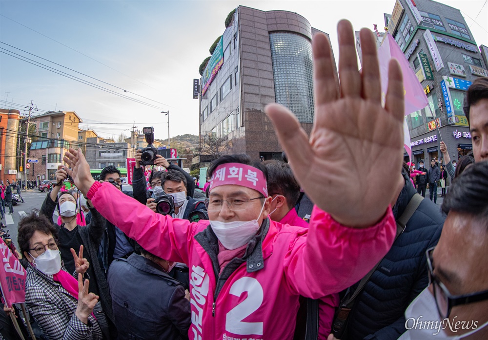  종로에 출마한 미래통합당 황교안 후보가 14일 오후 서울 종로구 평창동에서 막바지 유세를 하고 있다. 