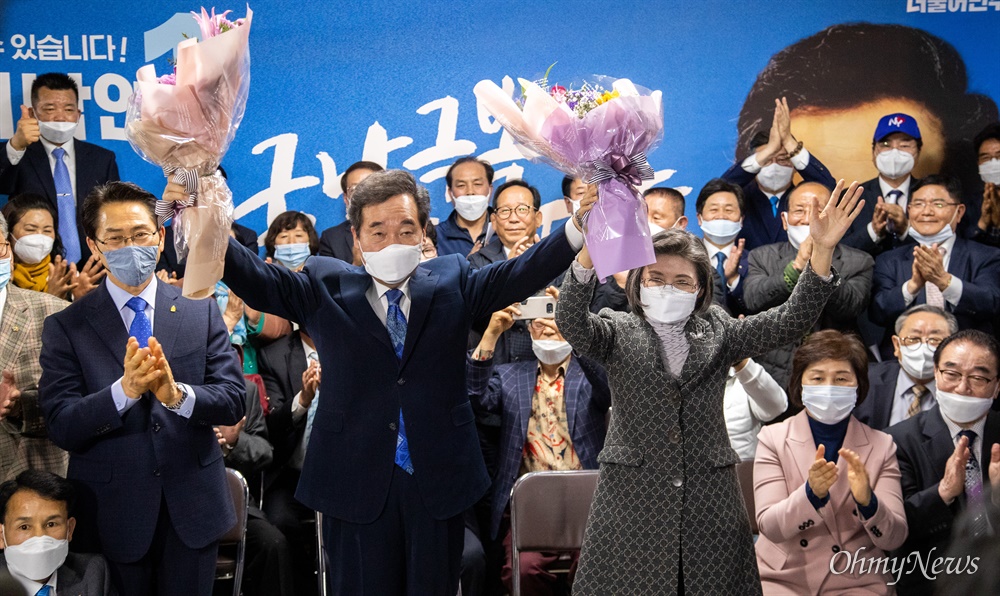 축하 꽃다발 든 이낙연 후보 제 21대 총선 종로 국회의원에 출마한 이낙연 후보가 15일 오후 서울 종로구 선거캠프에서 당선이 확실해 지자 지지자들에게 인사를 하고 있다. 