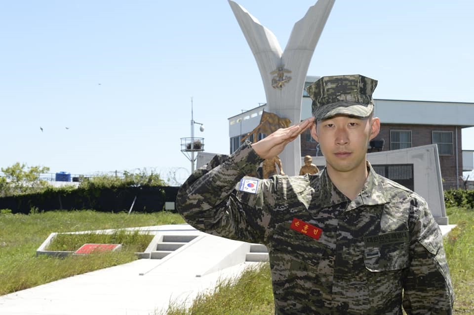  손흥민 선수가 보충역 기초군사훈련 중 해병대 상징탑 앞에서 거수경례를 하고 있다.