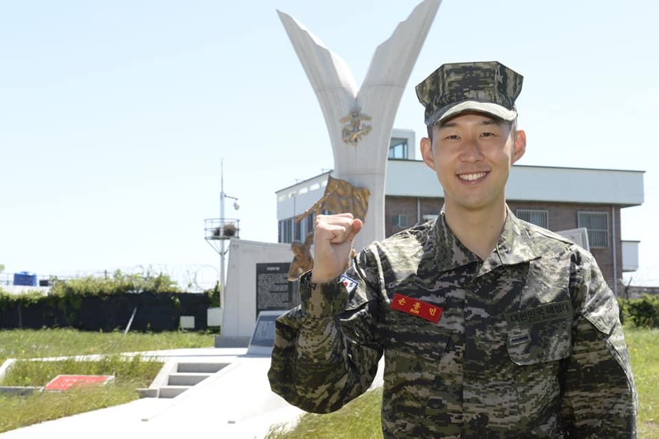  손흥민 선수가 보충역 기초군사훈련 중 해병대 상징탑 앞에서 파이팅 포즈를 하고 있다.
