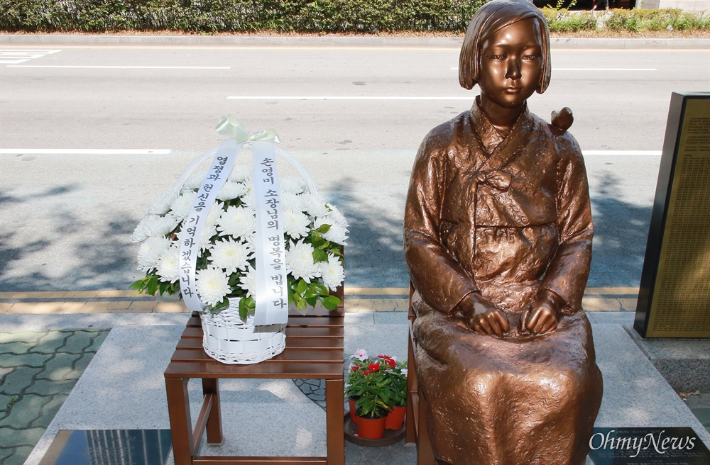  일본군 ‘위안부’ 생존자 쉼터 '평화의 우리집' 고 손영미 소장의 장례가 엄수된 10일, 부산 일본영사관 앞 평화의 소녀상 앞에도 추모 조화가 놓여 있다.