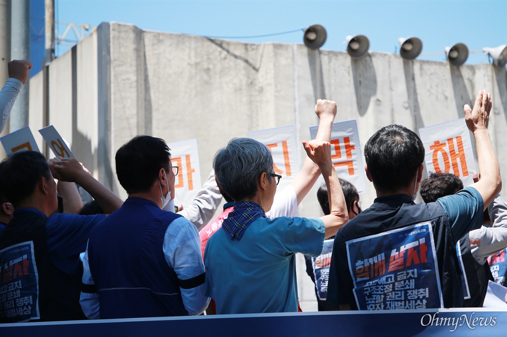 " 한진중공업 영도조선소의 마지막 해고자인 김진숙 민주노총 부산본부 지도위원이 23일 공장 앞에서 입장을 발표하고 있다. 그는 4명의 열사가 목숨을 바쳐야 했던 영도조선소로 반드시 돌아가겠다고 각오를 밝혔다. 