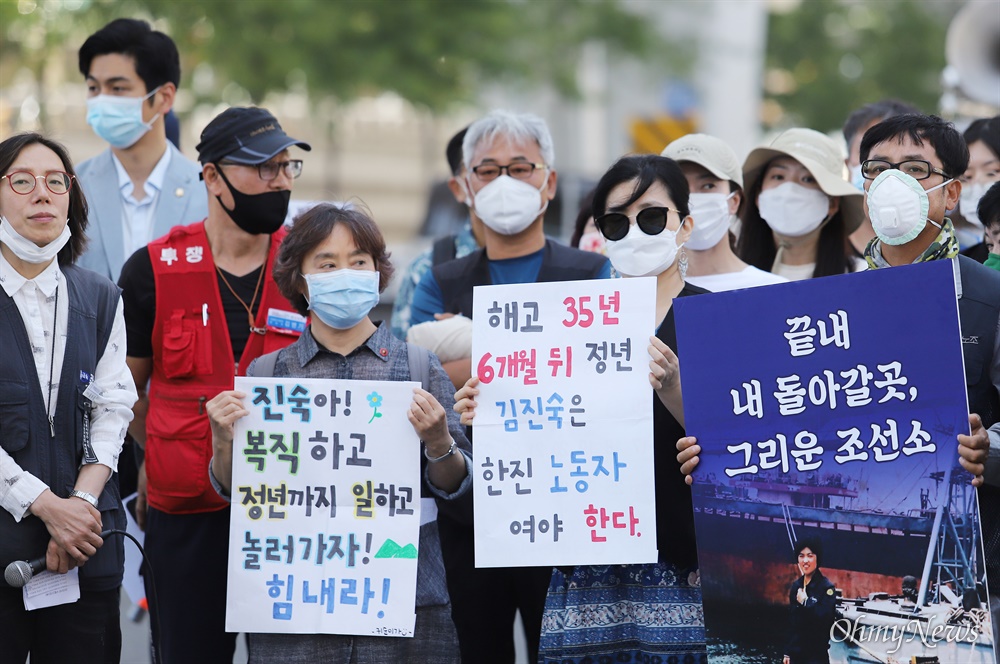 " 한진중공업 영도조선소의 마지막 해고자인 김진숙 민주노총 부산본부 지도위원이 23일 공장 앞에서 입장을 발표하고 있다. 그는 4명의 열사가 목숨을 바쳐야 했던 영도조선소로 반드시 돌아가겠다고 각오를 밝혔다. 