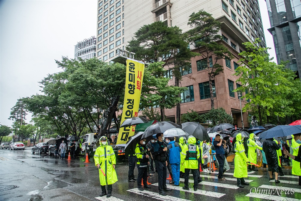  24일 오후 옛 일본대사관 터 앞에 세워진 소녀상을 중심으로 반아베반일청년학생공동행동 회원들이 몸을 묶고 자리를 지키기 위해 연좌농성을 하고 있다. 농성장 우측으로는 극우단체에게 집회신고가 밀려 장소를 뺏긴 정의연이 정기 수요시위를 진행했고, 좌측에는 극우단체가 윤미향 사퇴 촉구 집회를 열었다.