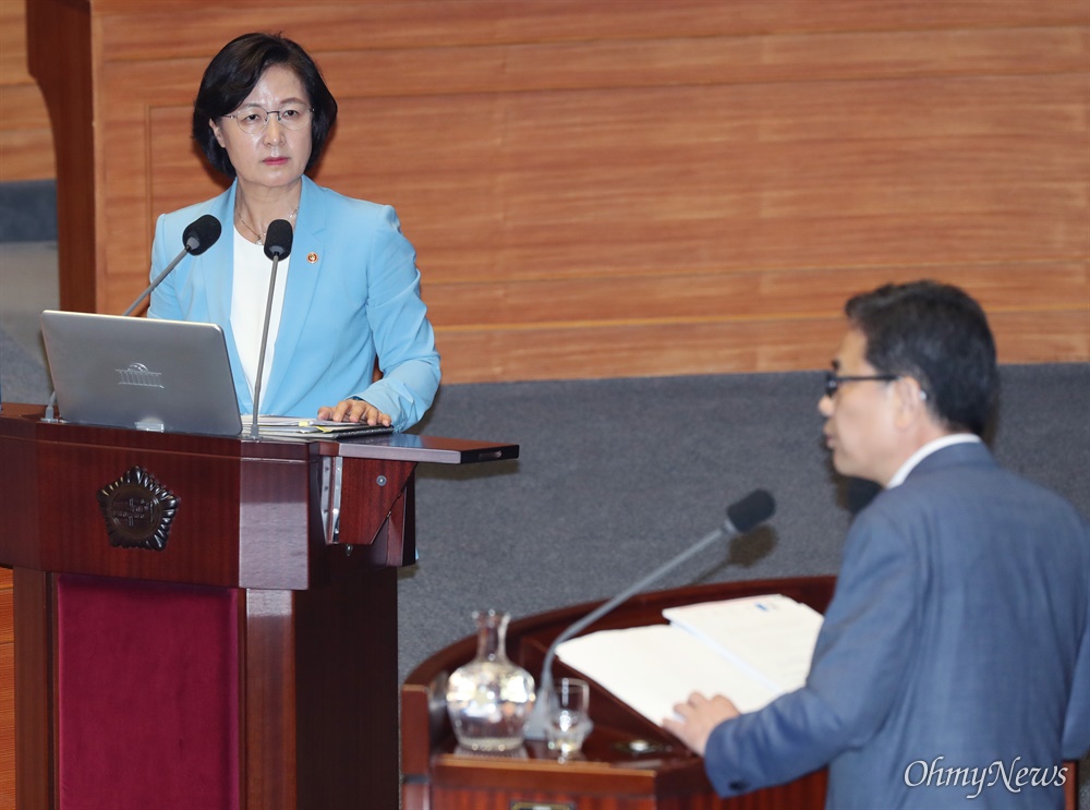 곽상도 의원이 불러세운 추미애 장관 추미애 법무부 장관이 24일 국회 본회의에서 열린 교육사회문화분야 대정부질문에 출석해 곽상도 미래통합당 의원 질의에 답변하고 있다.  