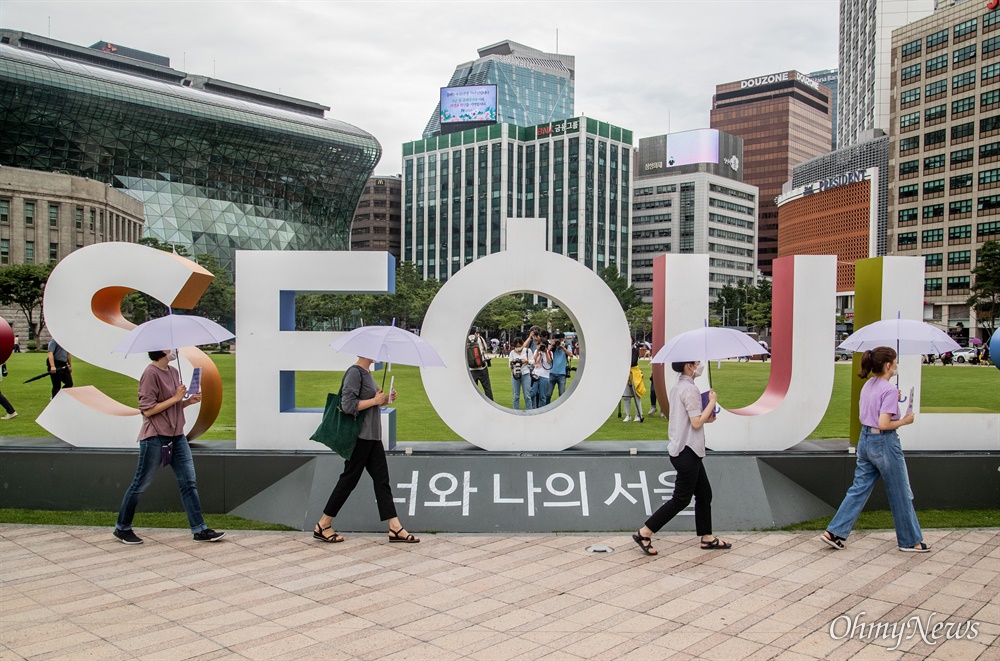  한국성폭력상담소 등 여성단체에서 28일 오전 서울시청을 출발해 국가인권윈회를 향해 서울시장 위력성폭력 사건 인권위 직권조사 촉구 행진을 하고 있다.