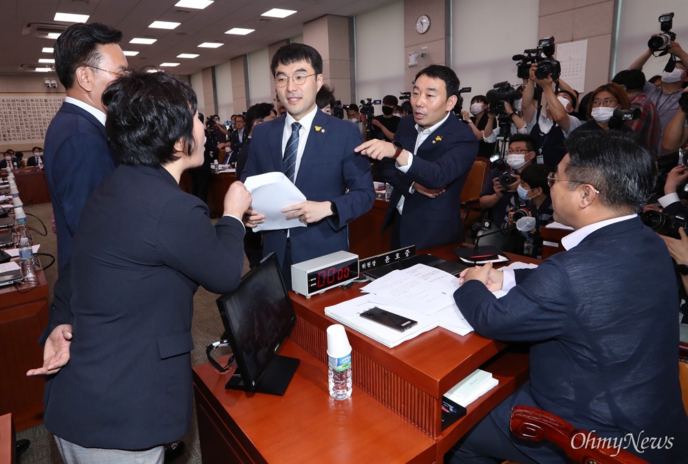 뛰쳐나온 조수진, 반박하는 김남국·김용민 미래통합당 조수진 의원이 29일 국회 법제사법위원회 전체회의에서 "상임위 내 법안심사 소위이 구성되지 않은 상태에서 법안을 상정하고 토론하는 것은 맞지 않는다"라며 윤호중 법사위원장에게 고성을 지르며 항의하자, 더불어민주당 김남국 김용민 의원이 나서 조 의원의 주장을 조목조목 반박하고 있다. 