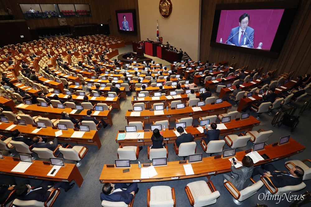 반대 토론에 나선 미래통합당...표결은 불참 김선교 미래통합당 의원이 4일 오후 국회 본회의에서 반대 토론을 하고 있다. 미래통합당은 이날 회의에 참석했으나 표결에는 참여하지 않았다. 