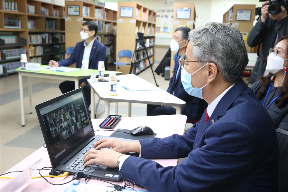  박종훈 경남도교육감은 9월 10일 김해 신안초등학교와 창원 내서중학교를 방문해 원격수업 현장을 살폈다.