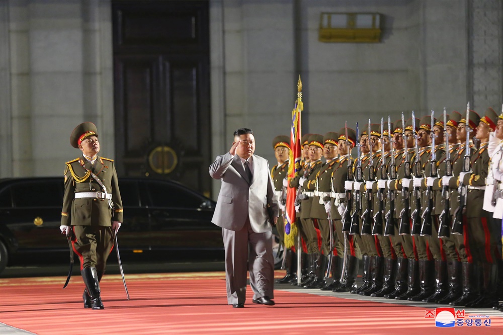  합동참모본부는(아래 합참) 11일 "우리 군은 북한이 어제 심야 시간대에 김일성 광장에서 당대회 관련 열병식을 실시한 정황을 포착했다"고 밝혔다. 사진은 지난해 10월 북한 조선중앙통신이 알린 조선노동당 창건 75주년 경축 열병식 모습(자료사진).