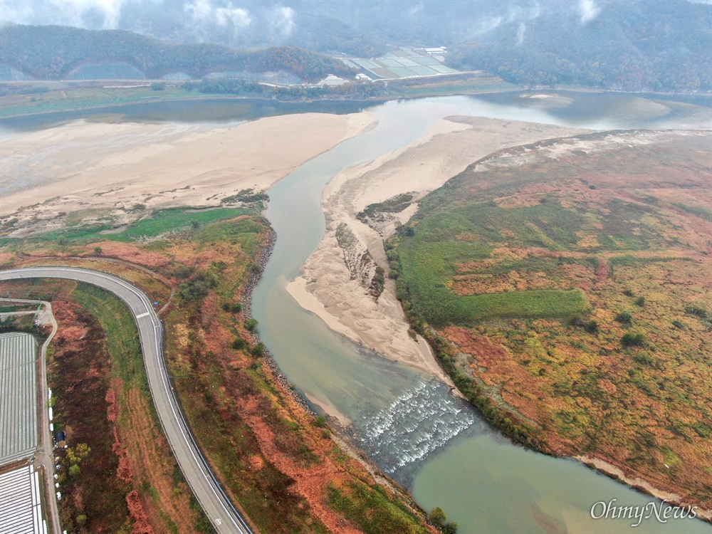  11월 1일 창녕함안보 상류에 있는 황강 합류부의 낙동강(사진 아래 쪽이 황강).