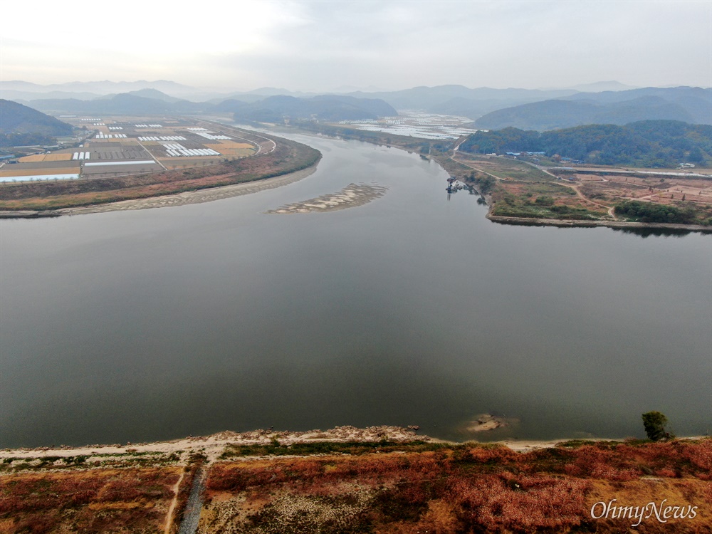  11월 1일 창녕함안보 상류에 있는 남강 합류부의 낙동강. 강 중앙에 모래톱이 생겨나 있다(사진 위가 남강).