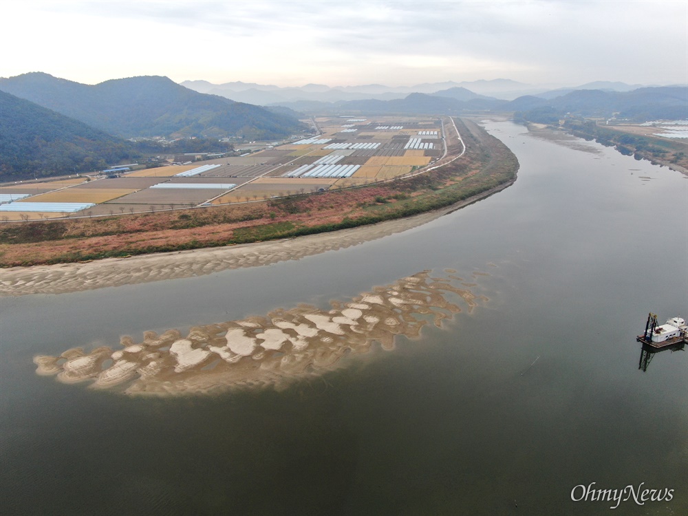  11월 1일 창녕함안보 상류에 있는 남강 합류부의 낙동강. 강 중앙에 모래톱이 생겨나 있다.