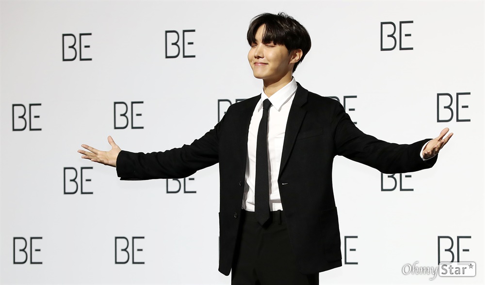 '방탄소년단' 제이홉, 모두의 희망! 방탄소년단(BTS. 뷔, 슈가, 진, 정국, RM, 지민, 제이홉)의 제이홉이 20일 오전 서울 중구의 한 행사장에서 열린 새 앨범 'BE (Deluxe Edition)' 글로벌 기자간담회에서 포즈를 취하고 있다. 'BE'는 방탄소년단이 지금까지 선보인 정규 시리즈 앨범과는 다른 새로운 이야기를 담은 앨범으로, "지금 이 순간에 느끼는 솔직한 감정과 생각, 나아가 앞으로 계속 살아가야 하는 '우리'라는 존재에 관한 이야기"를 전하고 있다. 슈가는 어깨 수술로 인해 신곡 활동에 불참한다.