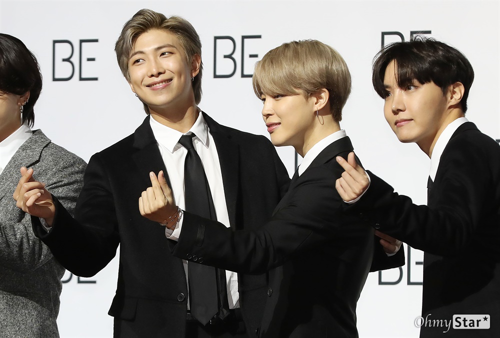 '방탄소년단' RM-지민-제이홉, 진심 담은 하트 방탄소년단(BTS. 뷔, 슈가, 진, 정국, RM, 지민, 제이홉)의 RM, 지민, 제이홉이 20일 오전 서울 중구의 한 행사장에서 열린 새 앨범 'BE (Deluxe Edition)' 글로벌 기자간담회에서 포즈를 취하고 있다. 슈가는 어깨 수술로 인해 신곡 활동에 불참한다. 
'BE'는 방탄소년단이 지금까지 선보인 정규 시리즈 앨범과는 다른 새로운 이야기를 담은 앨범으로, "지금 이 순간에 느끼는 솔직한 감정과 생각, 나아가 앞으로 계속 살아가야 하는 '우리'라는 존재에 관한 이야기"를 전하고 있다.