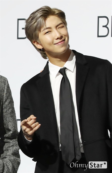 '방탄소년단' RM, 위로의 윙크 방탄소년단(BTS. 뷔, 슈가, 진, 정국, RM, 지민, 제이홉)이 20일 오전 서울 중구의 한 행사장에서 열린 새 앨범 'BE (Deluxe Edition)' 글로벌 기자간담회에서 포즈를 취하고 있다. 'BE'는 방탄소년단이 지금까지 선보인 정규 시리즈 앨범과는 다른 새로운 이야기를 담은 앨범으로, "지금 이 순간에 느끼는 솔직한 감정과 생각, 나아가 앞으로 계속 살아가야 하는 '우리'라는 존재에 관한 이야기"를 전하고 있다. 슈가는 어깨 수술로 인해 신곡 활동에 불참한다.