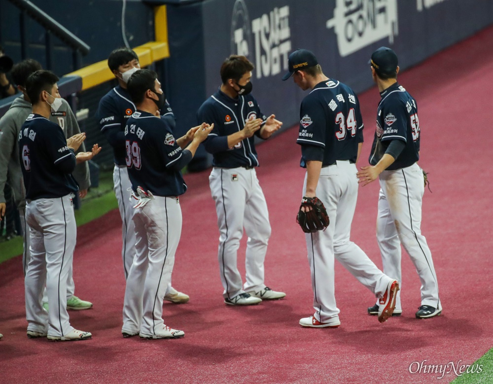  23일 오후 서울 고척 스카이돔에서 열리는 2020시즌 KBO리그 한국시리즈 5차전에서 두산 베어스 선발투수 플렉센(오른쪽 두번째)이 홈런을 맞고 교체되고 있다. 
