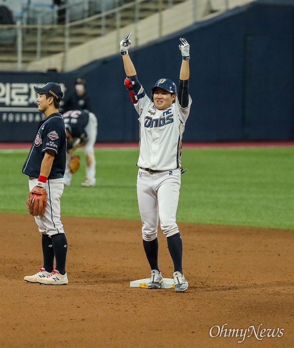  24일 오후 서울 고척스카이돔에서 열리는 2020시즌 KBO리그 한국시리즈 6차전에서 NC 다이노스 타자 박민 선수가 2 타점을 올리고 기뻐하고 있다.