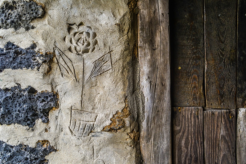 함덕리 세멘꽃 함덕리에 있는 고택 대문 안쪽 벽에 그려진 세멘꽃