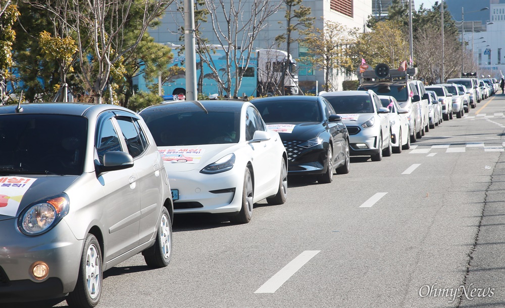  19일 부산 한진중공업 영도조선소 앞에서 "35년째 해고자 김진숙 복직, 쾌유"를 바라는 주최측 추산 400여 대의 '김진숙 희망버스' 차량이 행진을 펼치고 있다. 