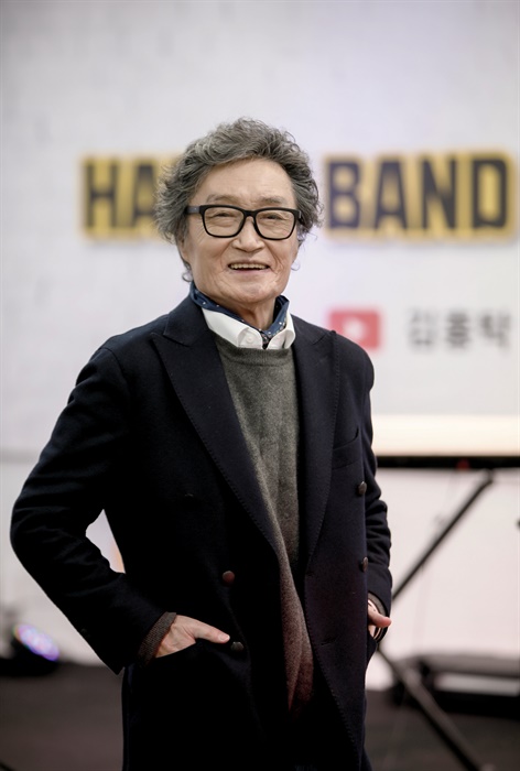  "내 고향 인천에서 큰 공연을 한 번 하고 싶어요." 양평 스튜디오에서 활짝 웃고있는 김홍탁 씨
