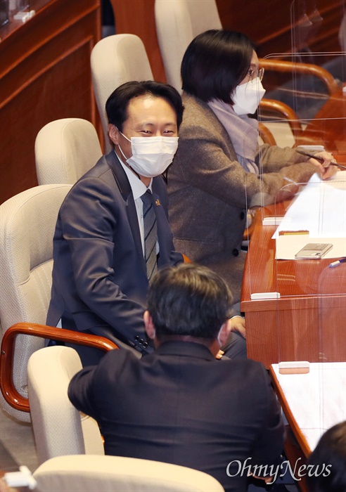  더불어민주당 이탄희 의원이 4일 오후 서울 여의도 국회 본회의장에서 '사법농단' 연루 임성근 판사 탄핵소추안이 가결된 직후 동료의원의 격려를 받고 있다. 
