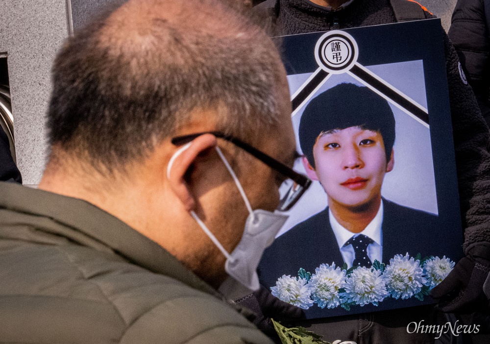  15일 오전 산업재해 피해자 고 김태규 건설노동자가 사망한 경기도 수원 ACN본사 앞에서 은하종합건설 대표가 공식사과 기자회견에서 유족들에게 고개 숙여 인사하고 있다. 