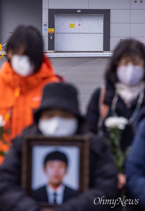  15일 오전 산업재해 피해자 고 김태규 건설노동자가 사망한 경기도 수원 ACN본사 승강기 앞에 영정사진이 함께 보이고 있다.. 