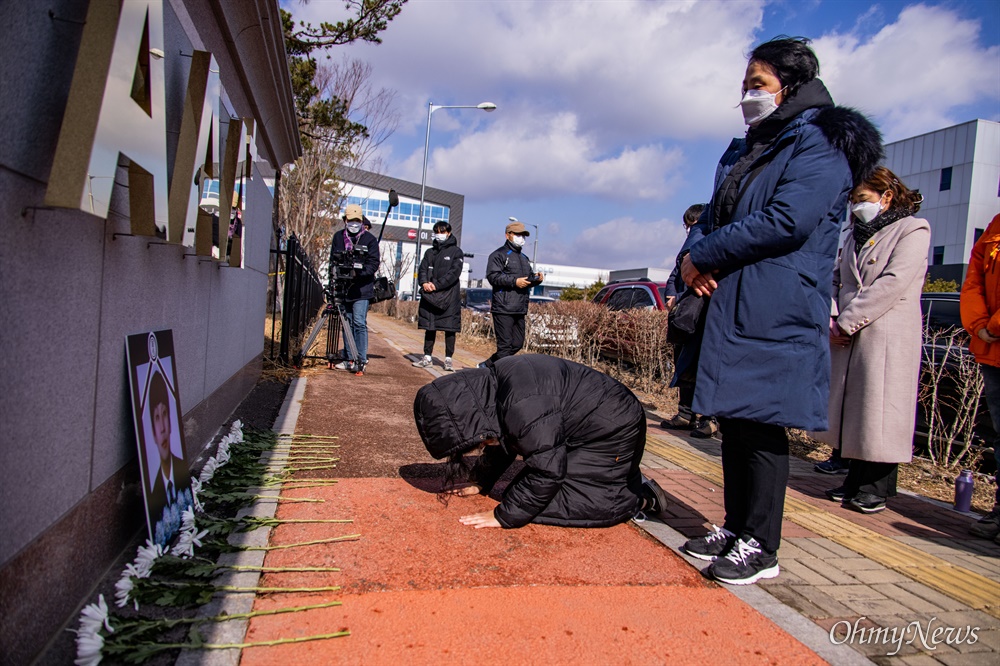  15일 오전 산업재해 피해자 고 김태규 건설노동자가 사망한 경기도 수원 ACN본사 정문 앞에서 유가족이 영정 앞에 절을 하고 있다. 