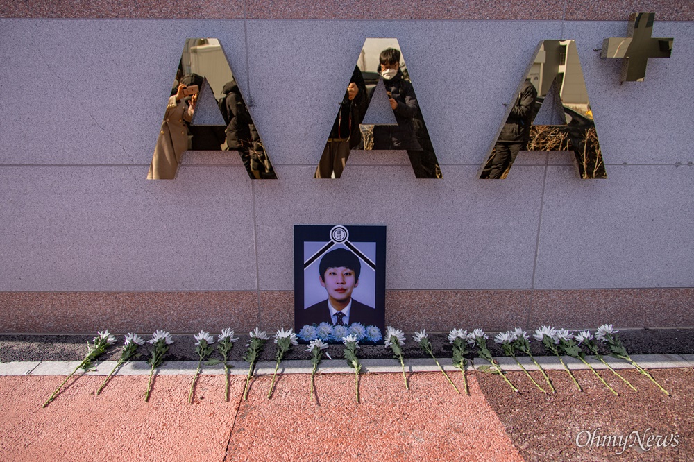  15일 오전 고 김태규 건설노동자가 산업재해로 사망한 경기도 수원 ACN본사 앞에 영정과 국화가 헌화되어 있다. 