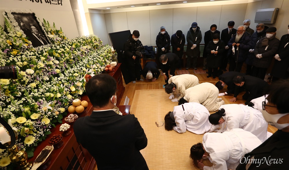  19일 오전 서울 종로구 서울대병원 장례식장에서 고 백기완 통일문제연구소장의 발인이 엄수되고 있다.