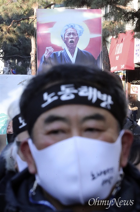  19일 오전 서울 종로구 서울대학교병원 장례식장에서 출발한 고 백기완 통일문제연구소장의 운구행렬이 노제가 열리는 대학로로 이동하고 있다.