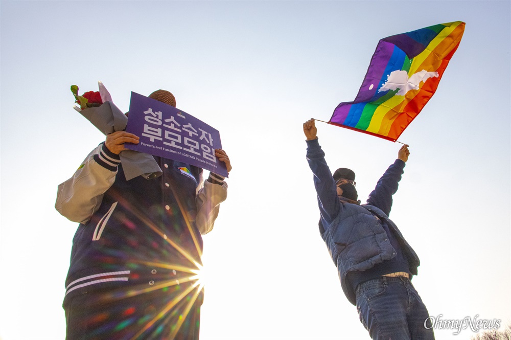  8일 오후 서울시청 앞에서 성소수자부모모임 회원들이 정치권을 향해 포괄적 차별금지법 제정과 성소수자 인권보호를 촉구하는 기자회견을 마치고 1인시위를 하고 있다.