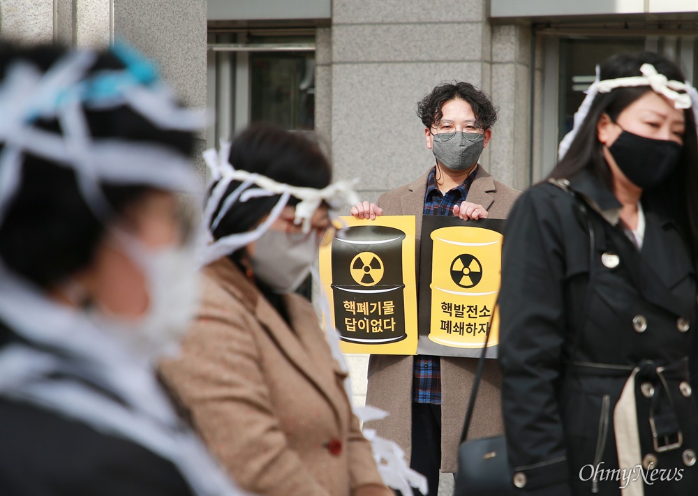  "핵폐기물 답이 없다" 후쿠시마 원전 사고 10주기인 3월 11일 기후위기부산비상행동, 부산시민운동단체연대, 부산환경회의가 부산시청 광장에서 ‘기억하라 후쿠시마, 핵발전소 이제 그만!' 행사를 펼치고 있다. 참가자들이 반감기가 최대 10만 년 이상인 핵폐기물의 위험성을 경고하기 위해 손팻말을 들고 있다. 