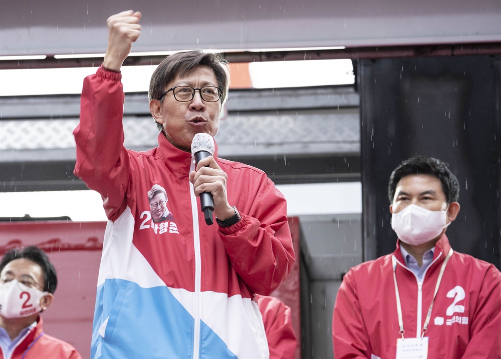  박형준 국민의힘 부산시장 후보가 공식선거운동 첫 주말인 28일과 29일 부산 곳곳에서 유세를 펼치고 있다.