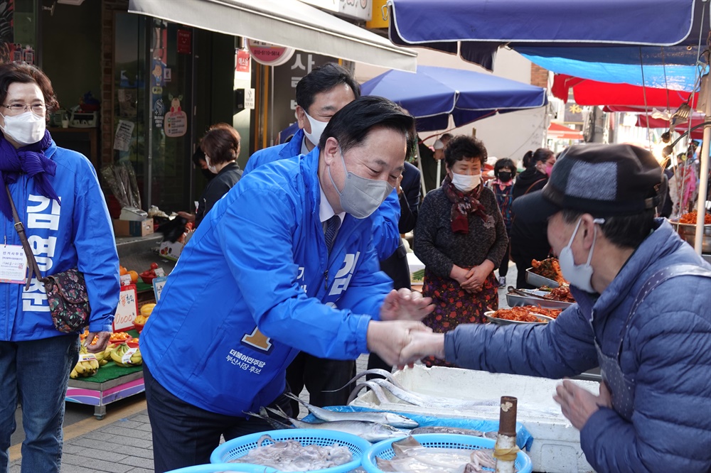  김두관 국회의원이 부산을 찾아 김영춘 후보 지원 활동을 벌이고 있다.