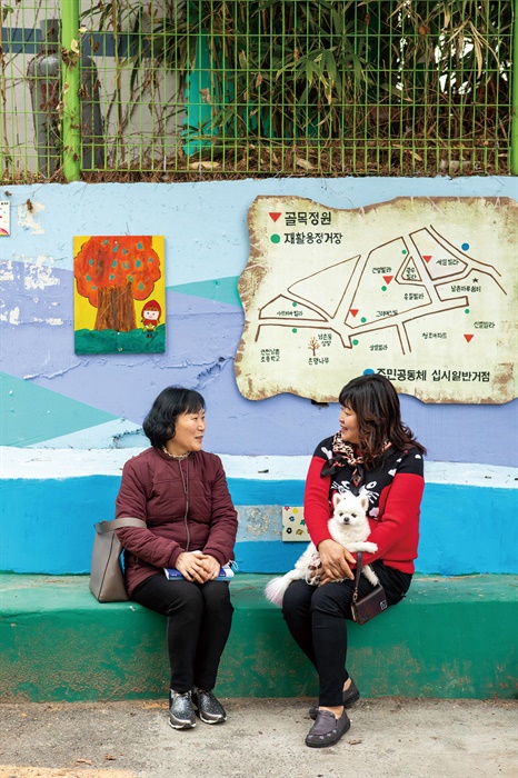  남촌 주민협의체 '십시일반'의 김채언 회장(오른쪽)과 최경애 사무국장(왼쪽). 주민이 함께 그린 벽화 앞에서.
