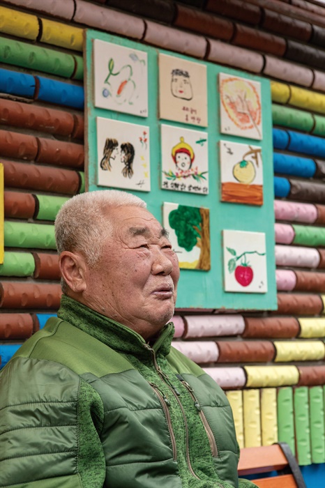  '우리 동네 홍 반장' 이재선 할아버지. 마을 사람들이 꾸민 빌라 벽면 한편엔 그의 얼굴이 새겨져 있다.