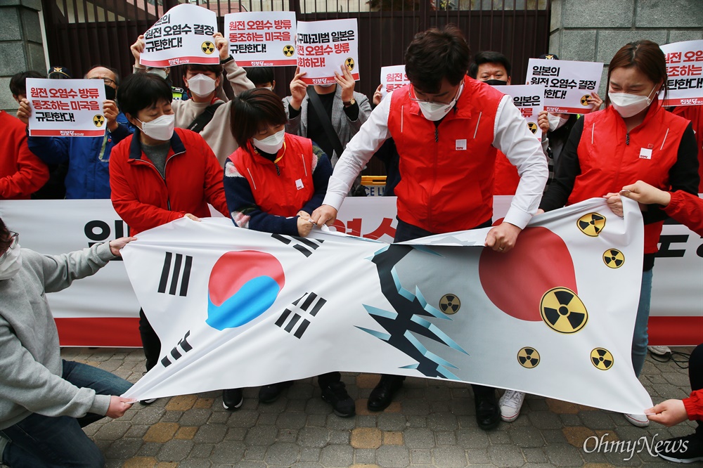 "지구파괴범 일본" 일본 정부가 후쿠시마 1원전의 오염수 방류를 결정하자 15일 부산 일본영사관 앞에서 규탄 기자회견이 끊이지 않고 있다. 이날 진보당 부산시당이 주최한 기자회견에서 분노한 참가자들이 영사관 담벼락에 항의 스티커를 붙이고 있다.