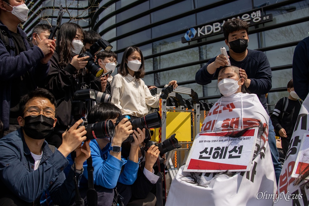  일본 방사능 오염수 방류 저지 대학생 긴급 농성단 소속 대학생들이 20일 오후 서울 종로구 일본대사관이 입주한 빌딩 앞에서 일본의 방사능오염수 방류방침 즉각 취소를 요구하며 삭발식을 하고 있다. 